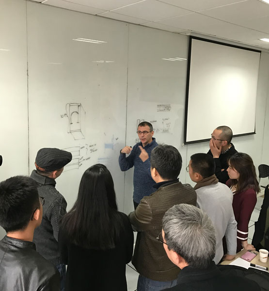 José Scaglione teaching type design in Xi'an, China