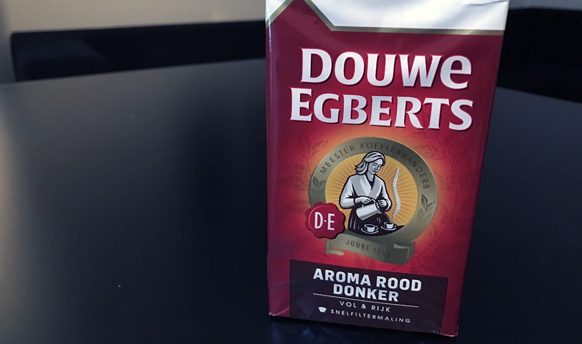 Gedeeltelijk hooi James Dyson Douwe Egberts packaging | TypeTogether